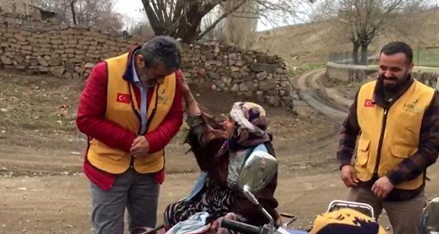 Karsmanşet - İyilik Derneği Kumanya Dağıtımıyla Binlerce Kişiye Ulaşıyor