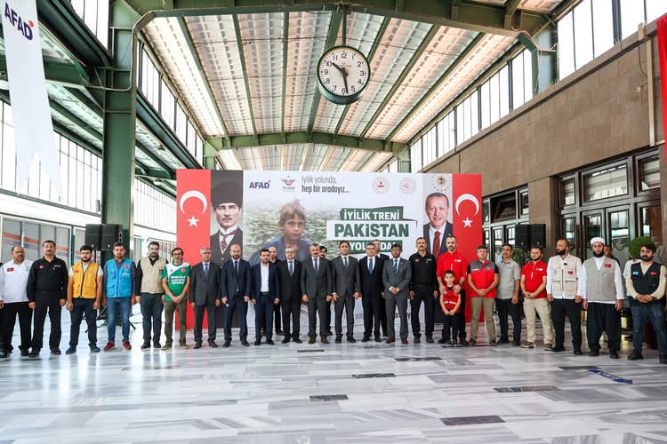 AA - Pakistan'a yardım malzemesi taşıyan 