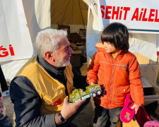 Depremzede Çocuklara Oyuncak Dağıtımı