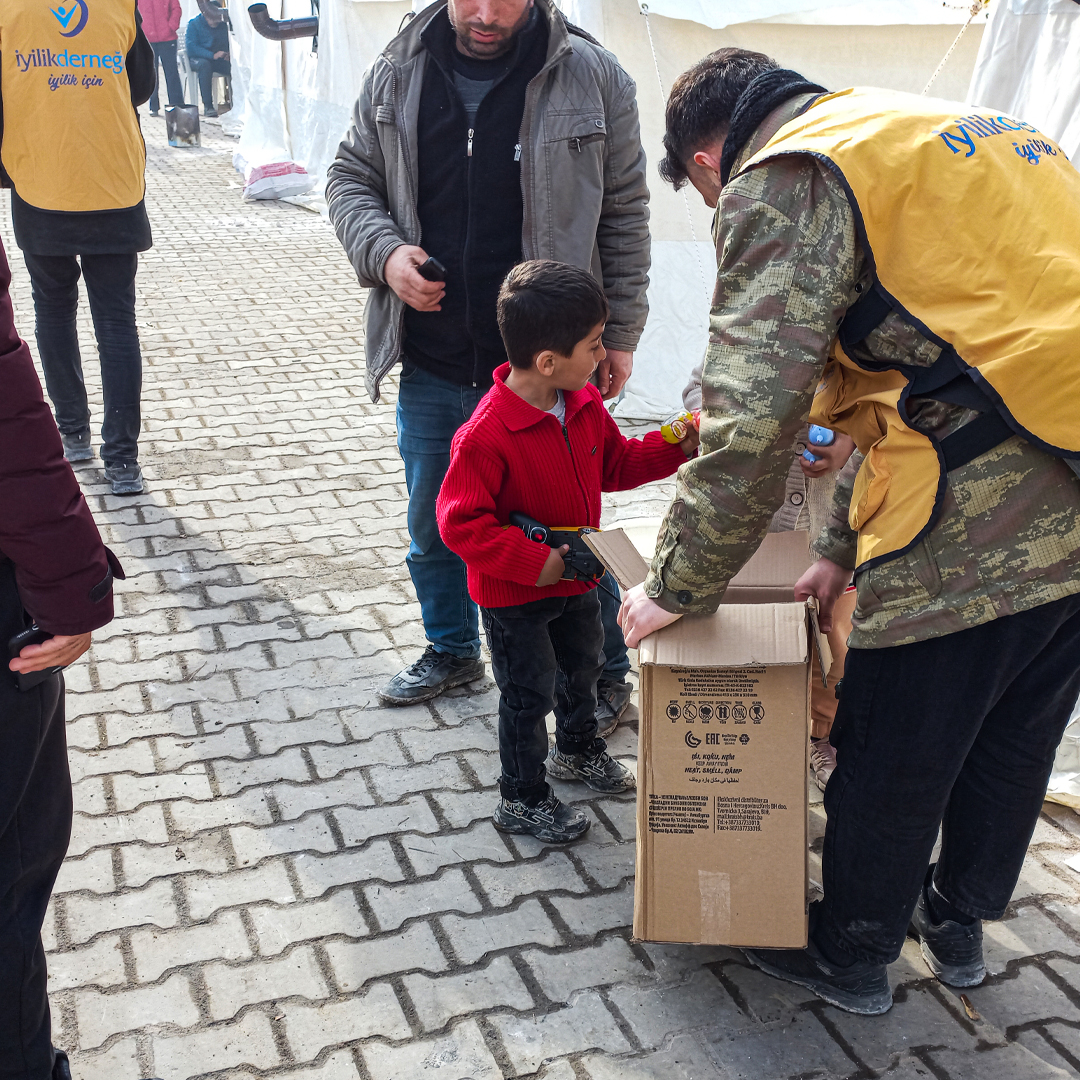 Depremzede Çocuklara Oyuncak Dağıtımı