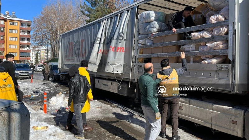 AA - STK'lerin deprem bölgesindeki çalışmaları sürüyor