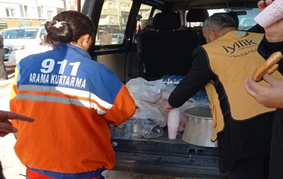 Cerkezkoybakis - STK'lerin deprem bölgesindeki çalışmaları sürüyor