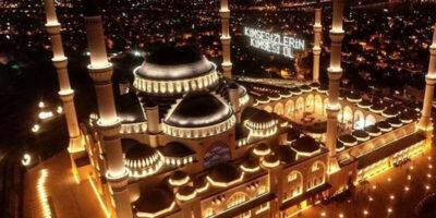 Kadir Gecesi: Kur’ân’ın İndirildiği Mübarek Gece ve Kültürel Yansımaları